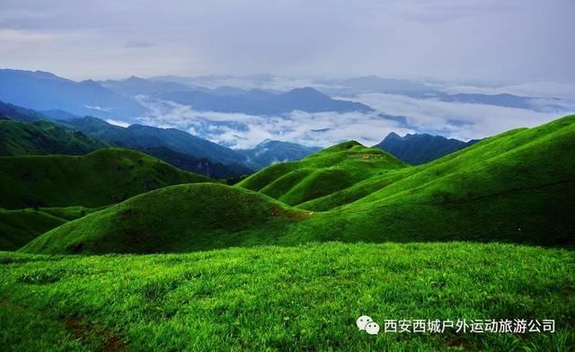 黑色修身长袖搭配浅色紧身牛仔裤，这种成熟的打扮是你的风格吗？游戏画面
